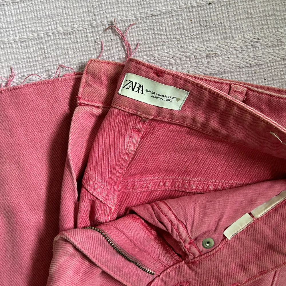Jeans från zara som blivit försmå, sparsamt använda. Strl 36 men skulle säga att de sitter som 34. Frakt tillkommer🌸. Jeans & Byxor.