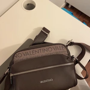 Valentino väska - Säljer min axelremsväska valentino. Väskan har inga skador och är i bra skick. 