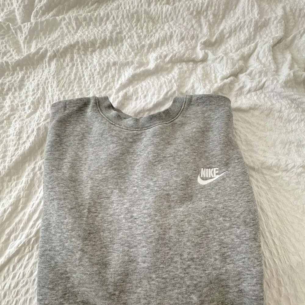 Grå nike crewneck, fick som gåva ett tag sen. Felfri har mest legat i garderoben. Pris kan diskuteras.. Hoodies.