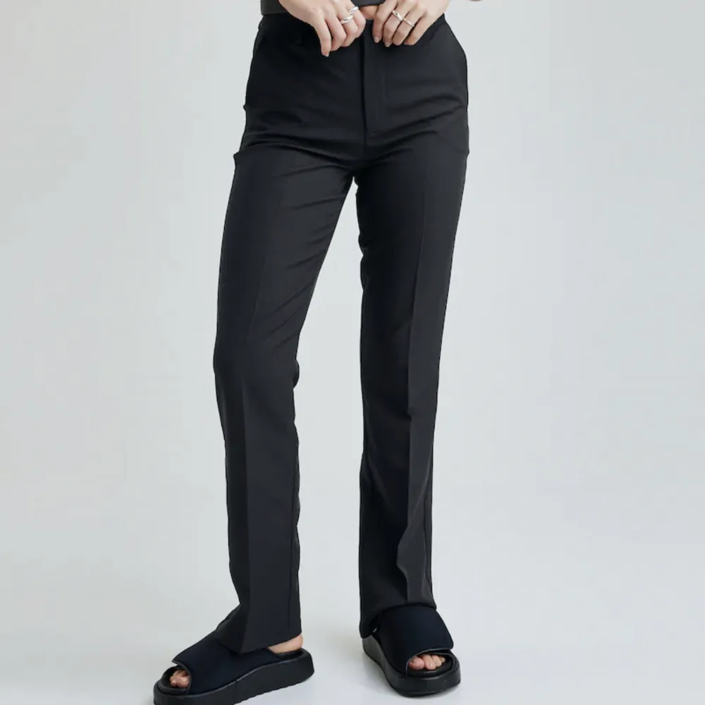 Kostymbyxor i Stl XS som har används fåtal gånger, liite för långa för mig som är 158. . Jeans & Byxor.