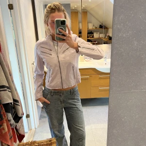 Skinnjacka - Säljer denna ljusrosa FETT kattiga skinnjackan. Den är helt stört snygg men har inte fått något tillfälle att använda den. Passformen är verkligen perfekt! Färgen gör sig mest rättvisa på första bilden. Jag är storlek 36 vanligtvis.