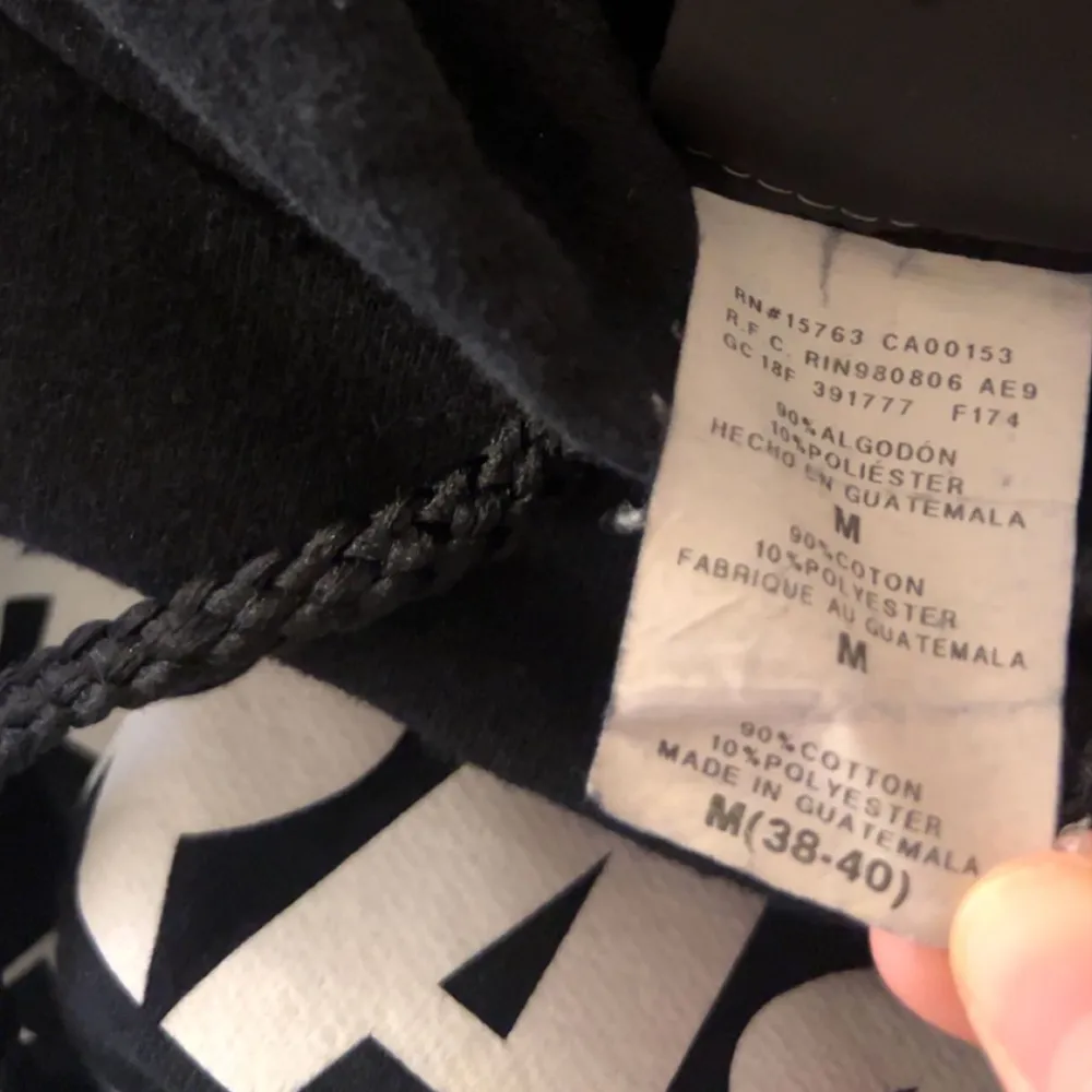 Jättefin hoodie i stl M som tyvärr inte kommer till användning, använd fåtal gånger, inga fläckar eller märken på den. Hoodies.