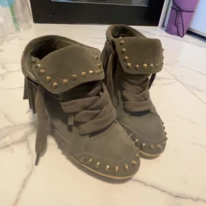 Gröna skor med nitar - As snygga skor med nitar och kilklack🙏🏼