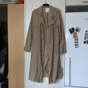 Lager157 kappa - Beige kappa från Lager157, bra skick med små fel. Kappan saknar en knapp och en söndrig ögla, båda går att fixa.  Storlek S