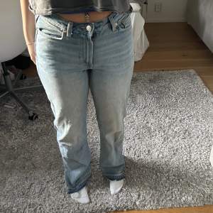 Säljer nu dessa snygga blåa jeans som endast är använda ett fåtalgånger. Midrise och slits