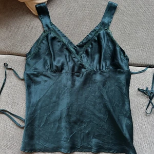 Silkes topp - En vintage topp i mörkturkos färg. Går att dra åt i midjan! Köparen står för frakt🫶🏼🫶🏼