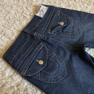 True Religion jeans -  Lågmidjad och bootcut modell, diskuterbart pris! ❤️ Innerben: 87cm, midja rakt över: 38cm. Jag är 165cm, kan fixa fler mått. 🫶 Håll koll på min profil, lägger för det mesta upp vintage jeans. 😍