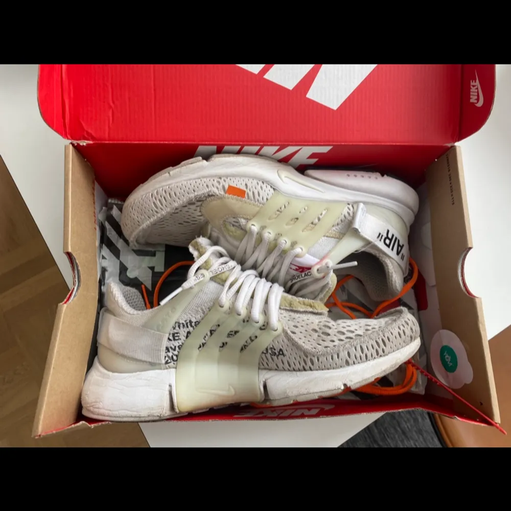 Säljer dessa sällsynta off white prestos i strlk 42.5. De är synligt använda ca 6.5/10 cond men fortfarande mycket liv kvar i de. Kostar omkring 8000kr i nyskick. Skriv gärna vid intresse eller övriga frågor! Prisförslag tas gärna emot. Skor.