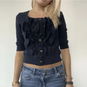 Trekvartsärmad kofta - Så fin trekvarts ärmad kofta! Jättebra skick. På bilden saknas en knapp, det sitter en liknande där nu💘