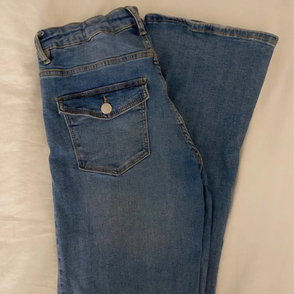 Super snygga bootcut jeans med fickor ❤️ knappt använda . Jeans & Byxor.