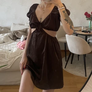 Klänning  - Brun klänning från h&m storlek 40 men passar mig som har xs. 