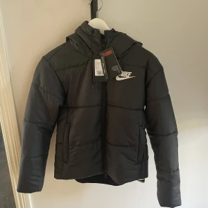 Nike jacka  - Helt ny nike jacka i storlek XS.  Alla lapparna är kvar, det är bara skriva om ni vill ha fler bilder.