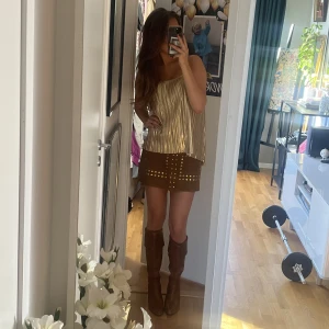 Bruna boots - Riktigt snygga bruna boots från ”Andreamoda” i strl 38! 🤎 Säljer för mycket lägre pris beroende på att de börjat tappa färg inuti (se sista bild)