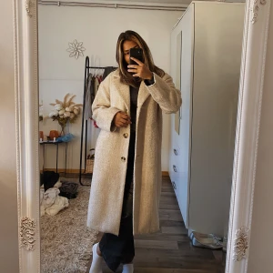 Kappa - En skön och snygg höst jacka med riktigt bra passform! Jag är 1,66 lång och den är under mina knän. Har använt några gånger men den är fortfarande i bra skick och ordinarie priset är 1199kr