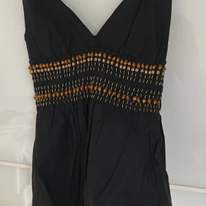 Egyptisk  - Poplin topp med egyptiska guld pärlor 🖤felfri och ny. 34 även 36 kan ha den 