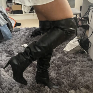 Boots med klack - Höga boots thigh high från Zalando. Använda och man ser det lite på klacken. 9 cm höga i strl 39. 