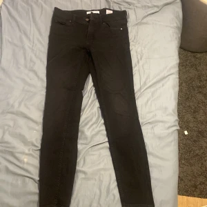 Calvin Klein jeans - Jeans från Calvin Klein storlek XS/S säljer då jag inte använder jeans inga skador🩷 säljer för 50 kr vid snabb köp