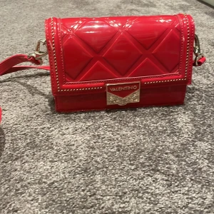 Valentino - Oanvänd valentinoväska i härlig röd färg 