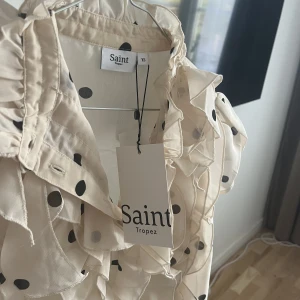 Blus - En jättefin blus som är helt ny och aldrig använd med lapp kvar. Inga defekter alls men är tyvärr inte min stil längre, hör av er vid frågor!💓💓