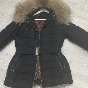 Hollies Vinter Jacka - HOLLIES vinter jacka i storlek 40. Jackan är i god sick med äkta päls. 