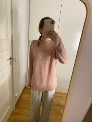 Stickat Rosa - Stickad rosa tröja som är använd fåtal gånger