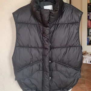 Dunväst från H&M - Säljer denna dunvästen från H&M! Endast använd några gånger, storlek xs, säljer för 70 kr då kvaliteten är mycket bra..