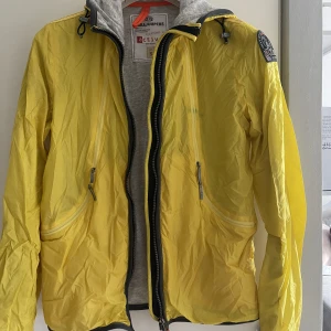 Parajumpers - Vindjacka från Parajumpers i strl S. Skulle dock säga att den är ganska liten i storlek så mer en XS. Finns en fläck på men har ej prövat att tvätta den. 