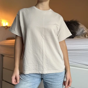 Beige T-shirt  - Beige tisha från Lindex barnavdelningen i storlek 170 (motsvarar xs-s) Endast använd en gång❤️