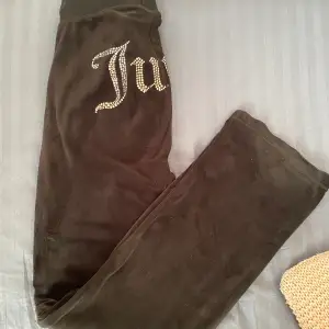 Classic Velour Diamante Del Ray Pant Black i storlek M. Ny pris 1200kr, säljs för jag inte har någon användning av dom eftersom dom är för stora för mig. 