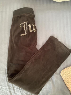 Juicy couture byxor  - Classic Velour Diamante Del Ray Pant Black i storlek M. Ny pris 1200kr, säljs för jag inte har någon användning av dom eftersom dom är för stora för mig. 