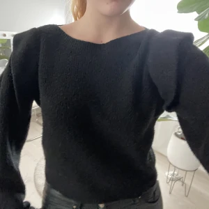 Svart stickad tröja - Säljer nu denna superfina stickade tröjan från nakd i fint skick❤️❤️