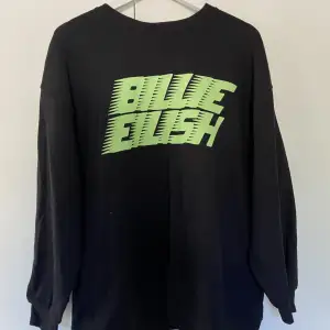 Billie Eilish collage tröja med racer logga på framsidan.