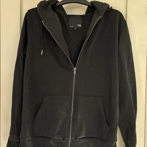 Kofta  - Oanvända kofta från lager som ör välvårdad och jötte fin 