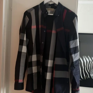 Burberry skjorta - Som ny, köpt på abcd i Göteborg 