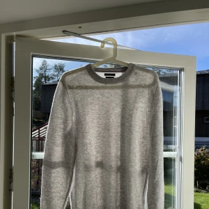 Massimo dutti - Kashmir tröja  - Varm och skön tröja som passar året runt! Nypris ligger på 800kr mitt pris är 199kr Tröjan är i nyskick 