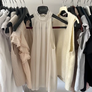 Hm Blus - En jätte fin vit hm blus som passar till allt. Är knappt andvänd och har inga tecken på andvändning. Skriv till mig när som om fler bilder eller annan info! TRYCK INTE PÅ KÖP NU