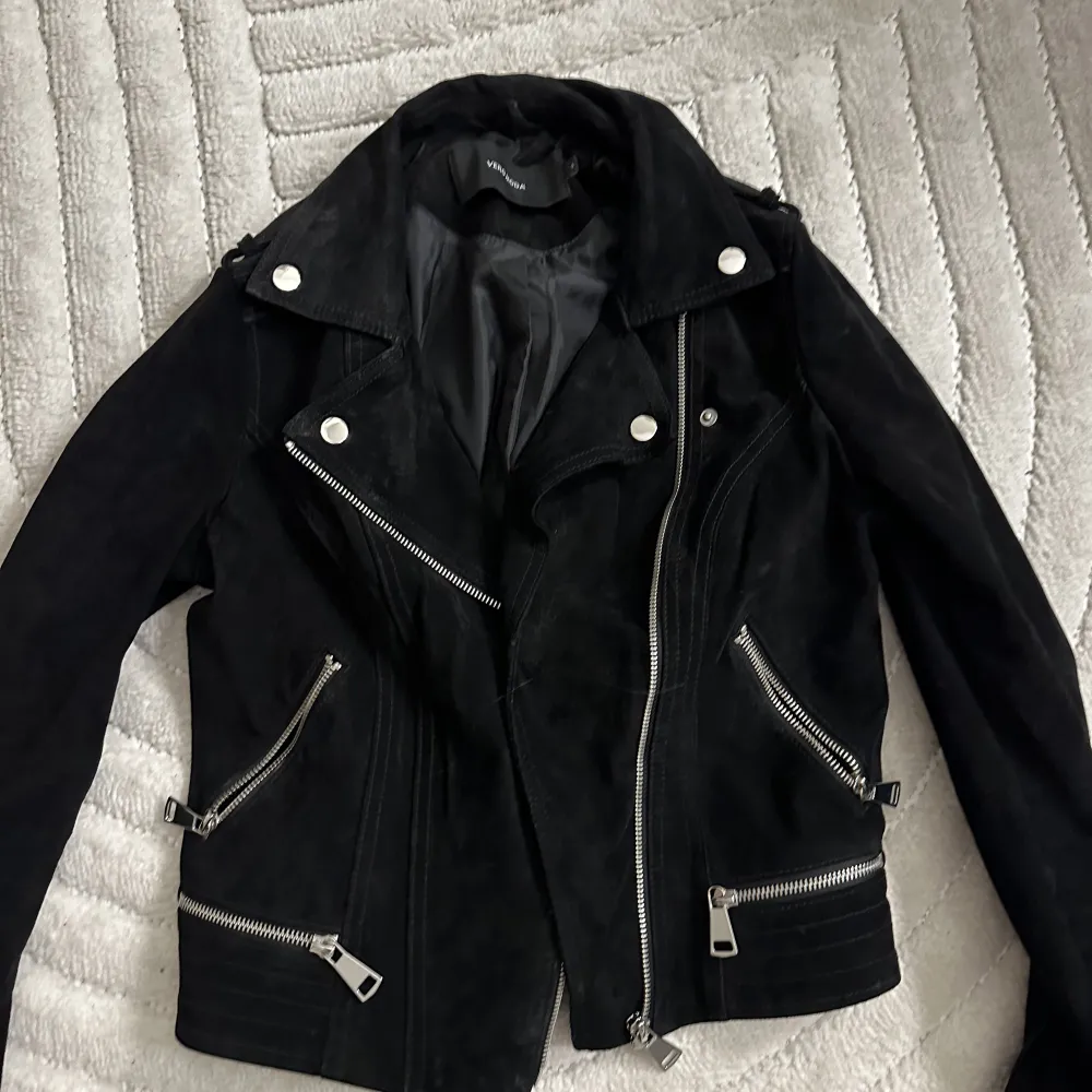 Säljer denna svarta mocka jackan då jag aldrig använder den! Använd fåtal gånger och är i bra skick 🙌🏻. Jackor.