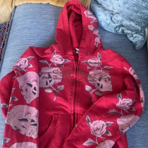 Ed hardy luvtröja  - Unik edhardy tröja som är skit snygg, säljer pga ingen andvändning längre. Tröjan är sliten därför är priset såpass lågt💕