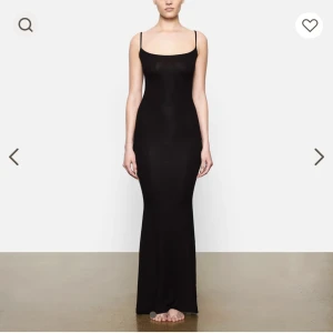 Skims long slip dress  - Säljer Skims virala long slip dress i deras soft lounge kollektion strl S färg onxy.   Den är så skön och sitter som en smäck. Skicket är som nytt då den endast är använd 2 gånger. Bilder skickas efter förfrågan. Köparen betalar frakt. 