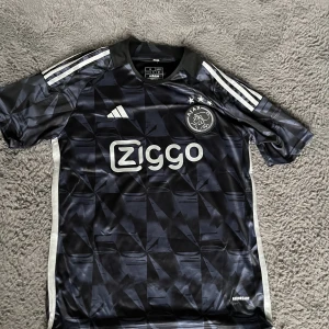 Ajax 23/24  - Hej säljer fotbollströjor till olika priser, vid köp av 2 st ger Plick dig gratis frakt fram till 16 oktober.   Pris kan diskuteras 