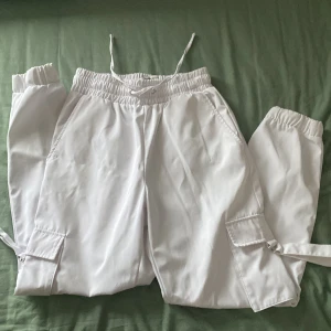vita cargo byxor  - vita fräscha cargos. riktigt bra skick. köpta på NEWYORKER. knappt använda. tveka inte för fler bilder eller frågor