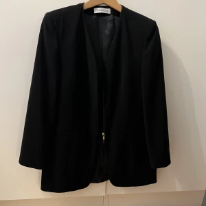 Kavaj - Svart kavaj med dragkedja.  Märke- Bianca