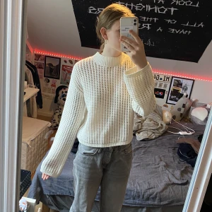 Tröja med hål - Sval att ha på sig. Nästan aldrig använd. Oversized och lång i ärmarna