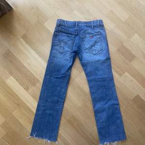 Sååååå Otroligt snygga jeans som TYVÄRR är försmå för mig😣 Midja 36 cm Innerbenet 74cm Längd 94cm
