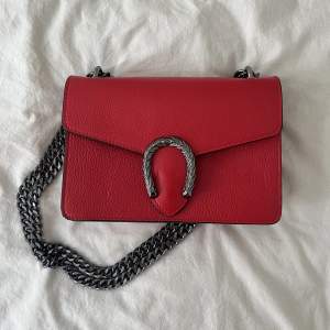 Red leather bag that can be worn in two different ways: as a handbag and as a crossbody bag. Bought in Tuscany and 100% Italian leather. Worn very few times and in good conditions.