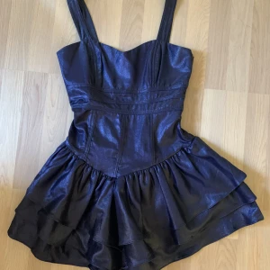 Fin klänning  - Säljer denna fina klänningen från Rare The Saturdays. Tycker den är jättefin, men den har inte kommit till användning för min del. Fint att ha en sweatshirt/stickad tröja över den!