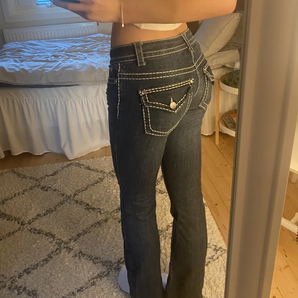 Lågmidjade jeans med coola fickor och detaljer. True religion inspirerade. Står ingen storlek men uppskattar till nåt mellan 27-28.  Köpare står för frakten. Hör av er vid frågor eller intresse🙏🏼. Jeans & Byxor.