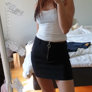 Kort kjol - Enkel svart kjol