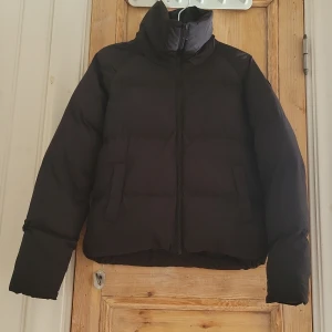 Svart croppad dunjacka - Svart kort dunjacka med hög krage och storlek 34