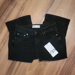 Low rise Flared Jeans 34 - Zara Low rise slim bootcut i svart. Helt oanvända med alla lappar. Jättefina men säljer då de är för små för mig.